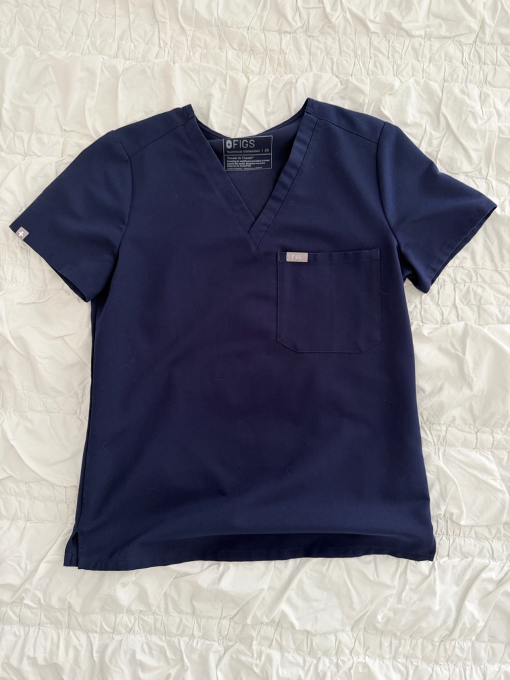FIGS Women’s Catarina V-Neck Scrub Top in Navy XS